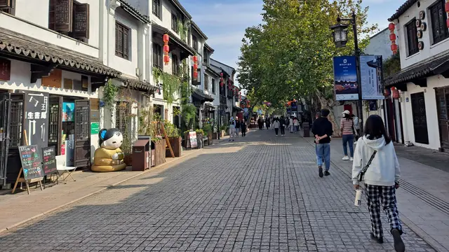 主题实拍 · 无锡南长街,行人沿石板路走进街巷